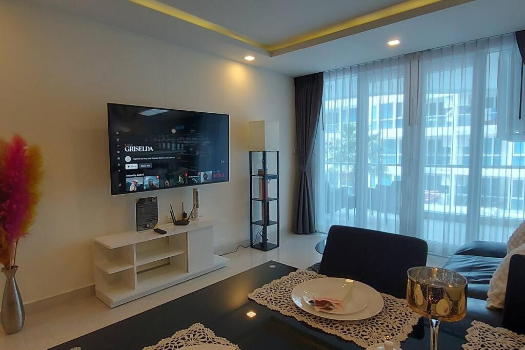 Grand Avenue, Luxury Suite, 72Sqm Pool View With Lounge Area Pattaya Exterior foto